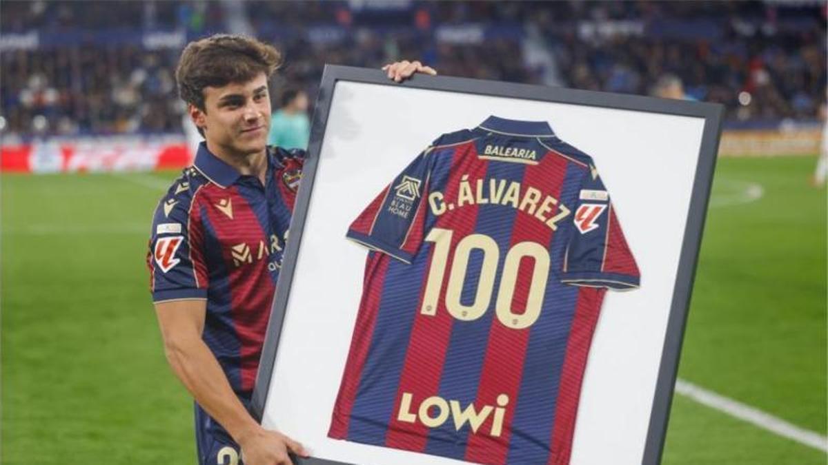 Carlos Álvarez levantando la centenaria camiseta tras alcanzar los 100 partidos con el Levante UD
