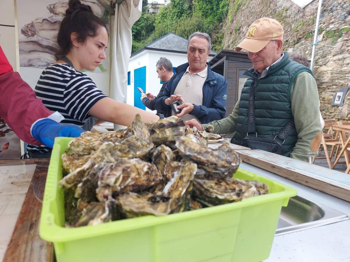 Ambiente en el festival de la ostra de Castropol el año pasado