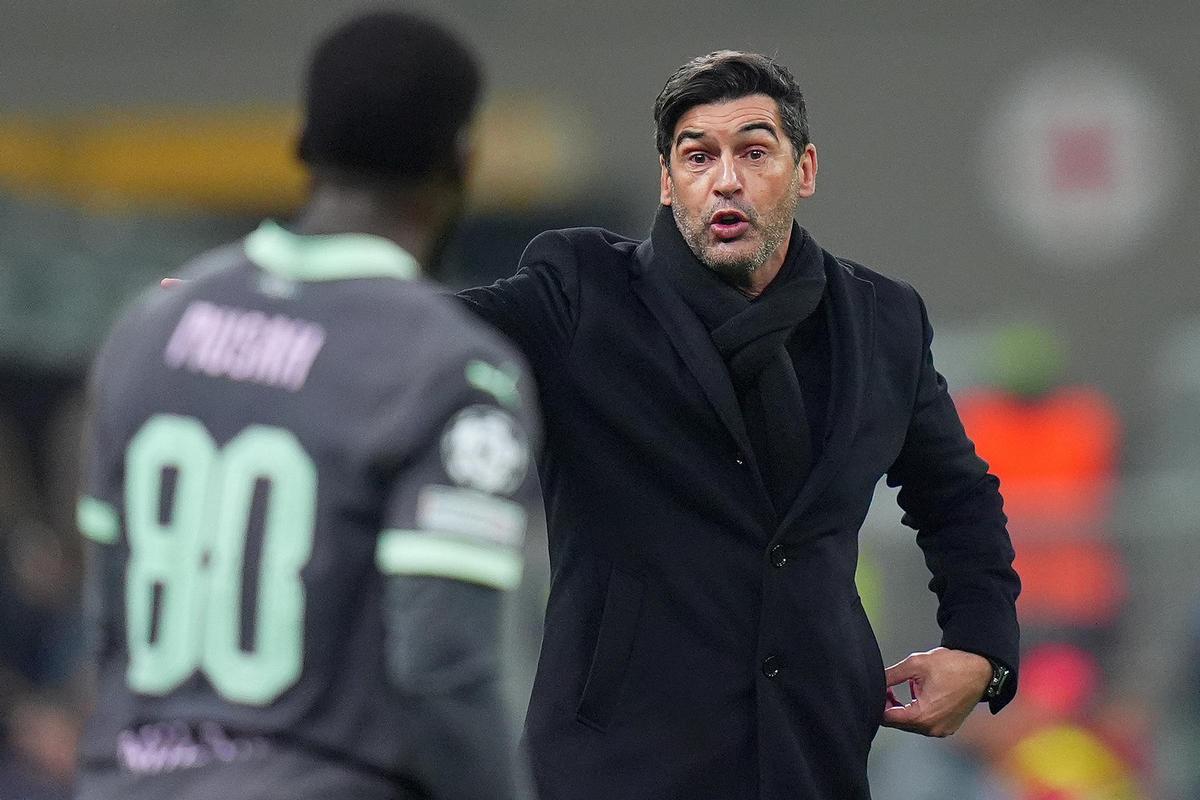 Paulo Fonseca dando instrucciones en Champions