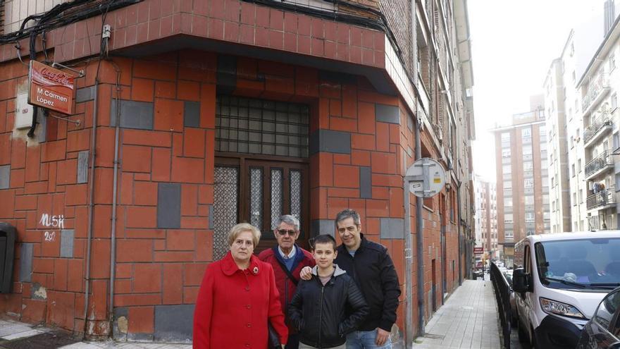 El pulso comercial se apaga en el barrio gijonés de Ceares: "Se echa de menos la actividad de antaño"