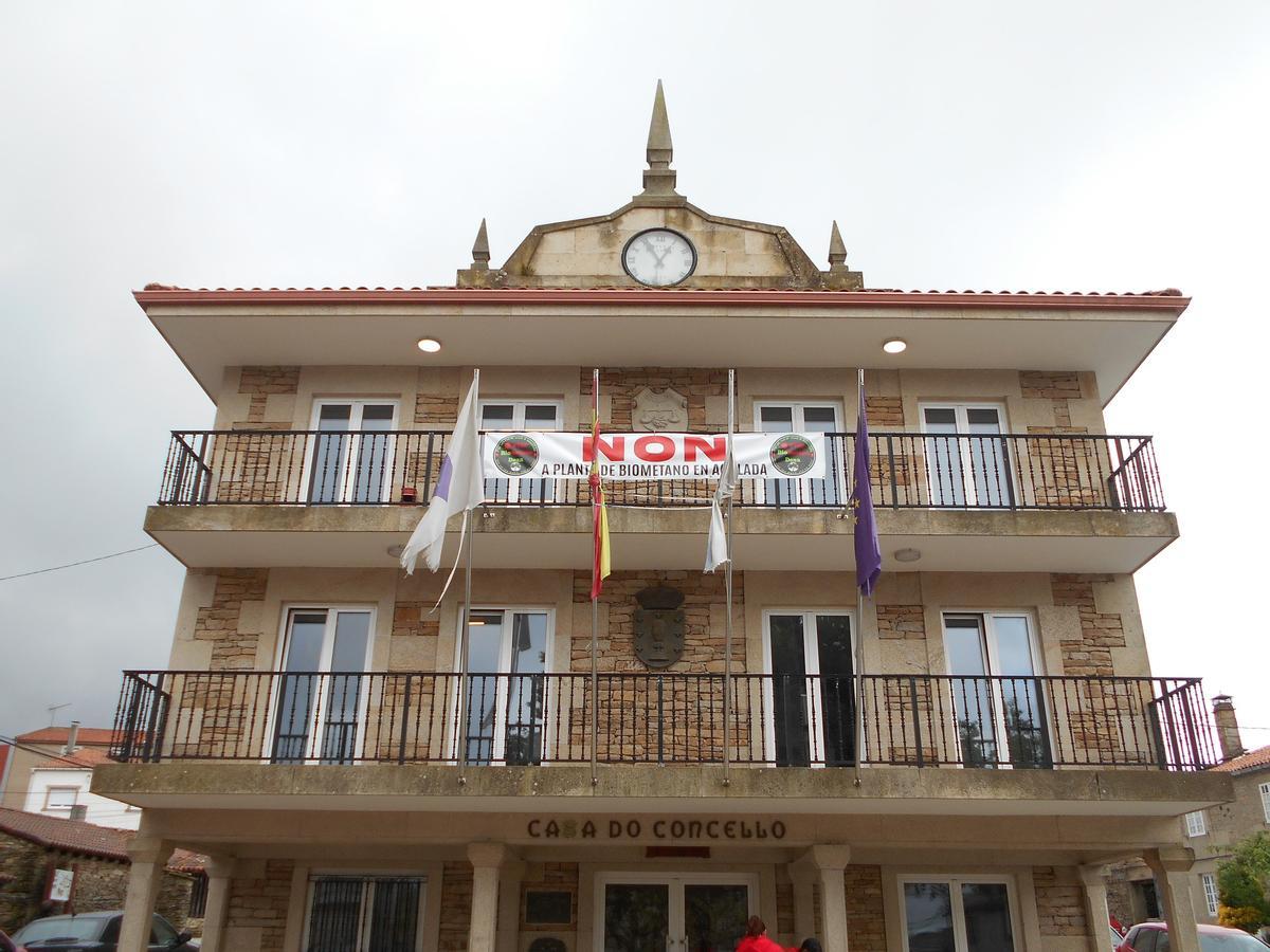 La fachada del consistorio luce la pancarta de Stop Biometano Deza.