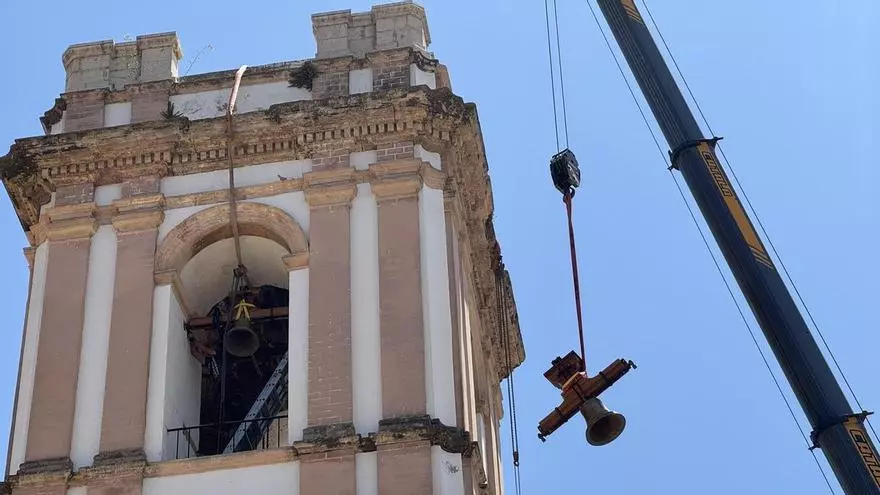 El vuelo glorioso de las campanas en Dénia: la iglesia de l'Assumpció recupera el tañido y el latido