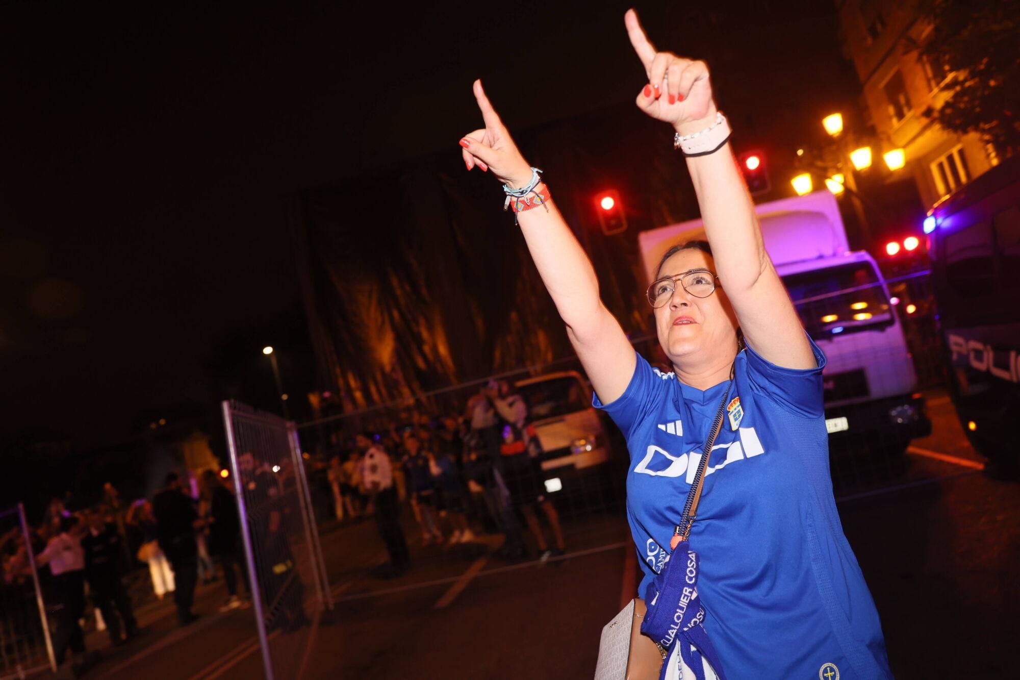 Así se celebró el ascenso del Oviedo a Primera: la afición estalla en una noche histórica