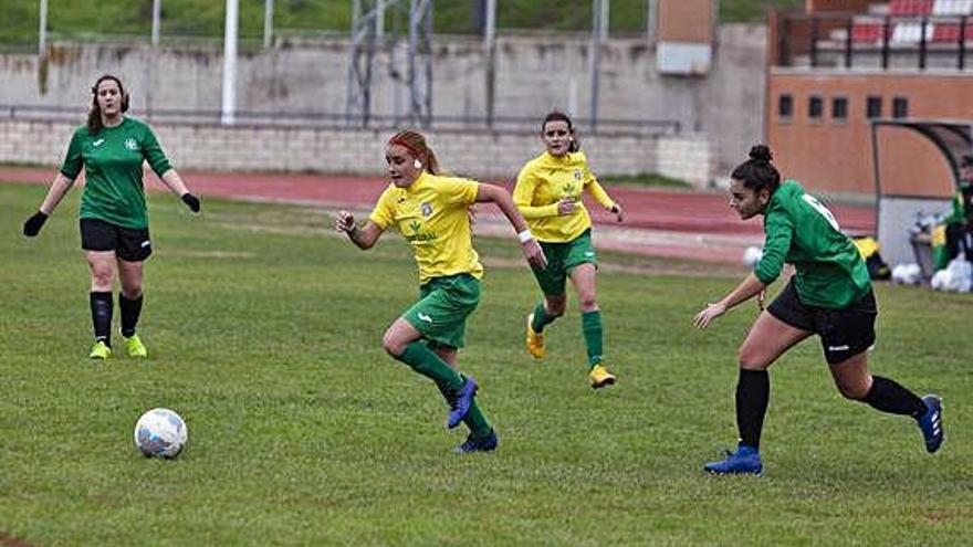 Una jugadora zamorana se dispone a controlar el cuero.