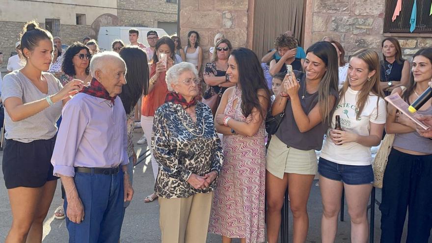 Benjamín y Rosario han dado el pistoletazo de salida de las fiestas de Pozondón este año. | EL PERIÓDICO