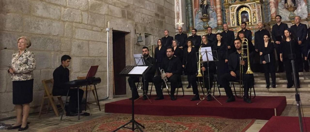 Nieves García-Soto, a la izq., presentando uno de los conciertos en la iglesia de San Martiño.   | // D.P.