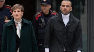 Así ha sido la salida de la cárcel del futbolista Dani Alves tras pagar la fianza de un millón de euros