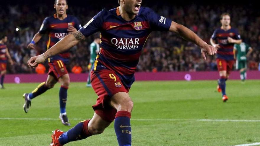 Luis Suárez celebra uno de sus tantos de ayer ante el Eibar.