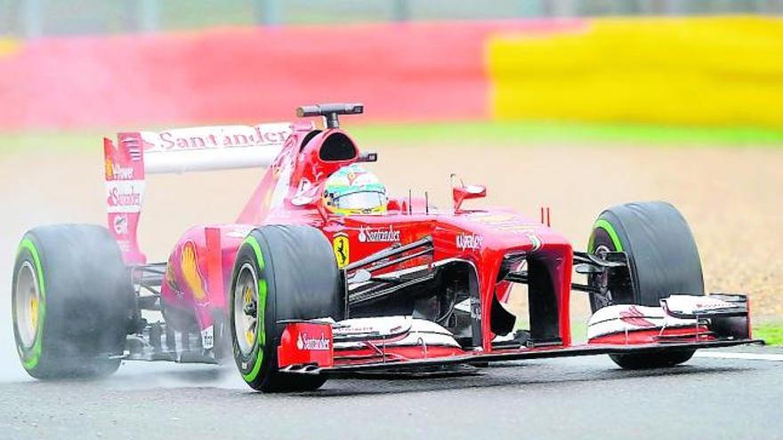 Fernando Alonso traza ayer una curva en la sesión de clasificación.