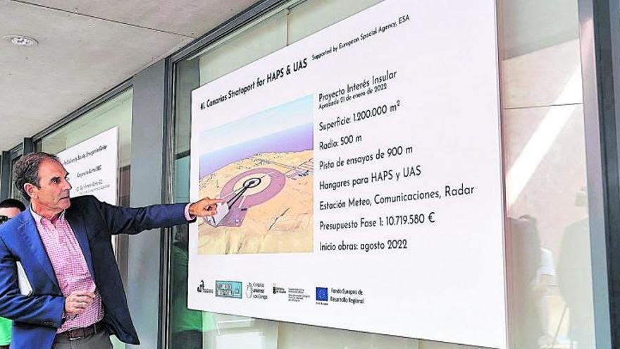 Un ingeniero explica las características del estratopuerto del Parque Tecnológico, en una imagen de archivo.