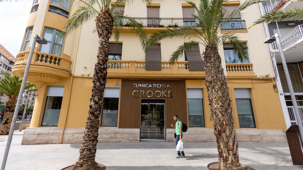 La clínica se encuentra en la plaza de los Luceros.