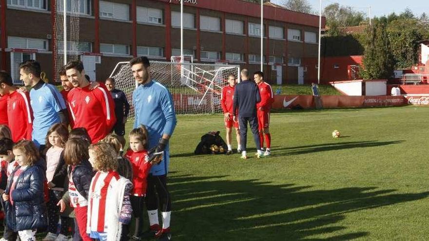 Ángel Rodríguez, al fondo, conversa con Bergantiños e Isma López, ayer, en Mareo.