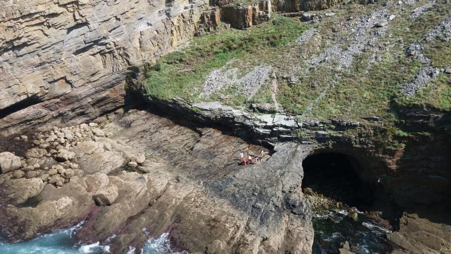 Imagen aérea del rescate en Cabo Vidio (Cudillero)