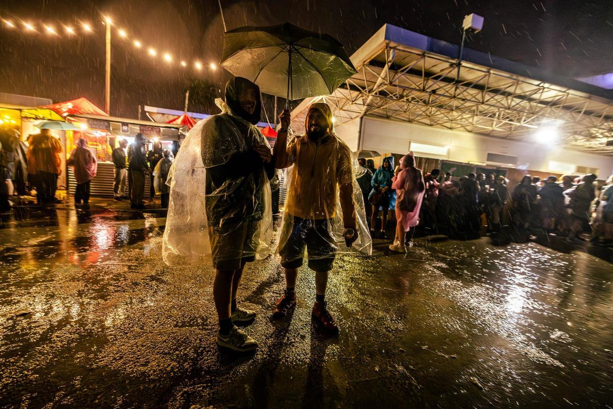 La lluvia suspende temporalmente algunos conciertos el primer día del Primavera Sound. La lluvia suspende temporalmente algunos conciertos el primer día del Primavera Sound.