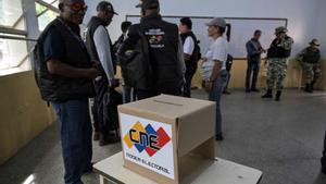 Veneçuela acudeix a les urnes entre el desig de canvi i el cansament social