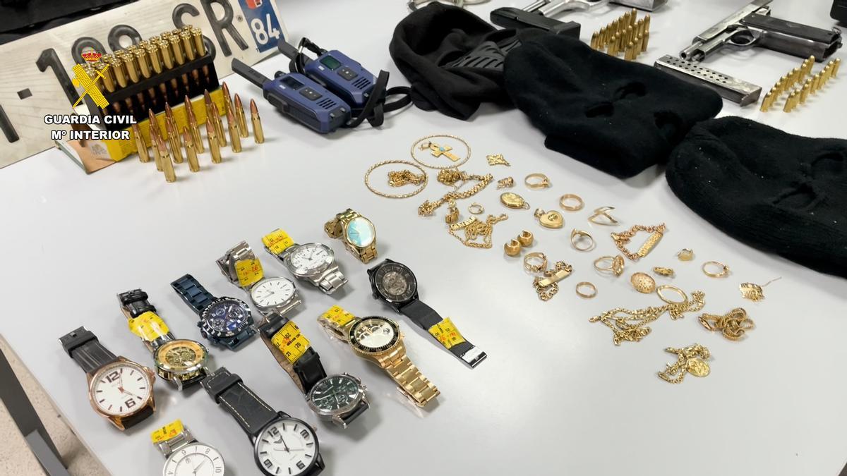 Dos detenidos armados por una veintena de robos en viviendas en Badajoz y Cáceres
