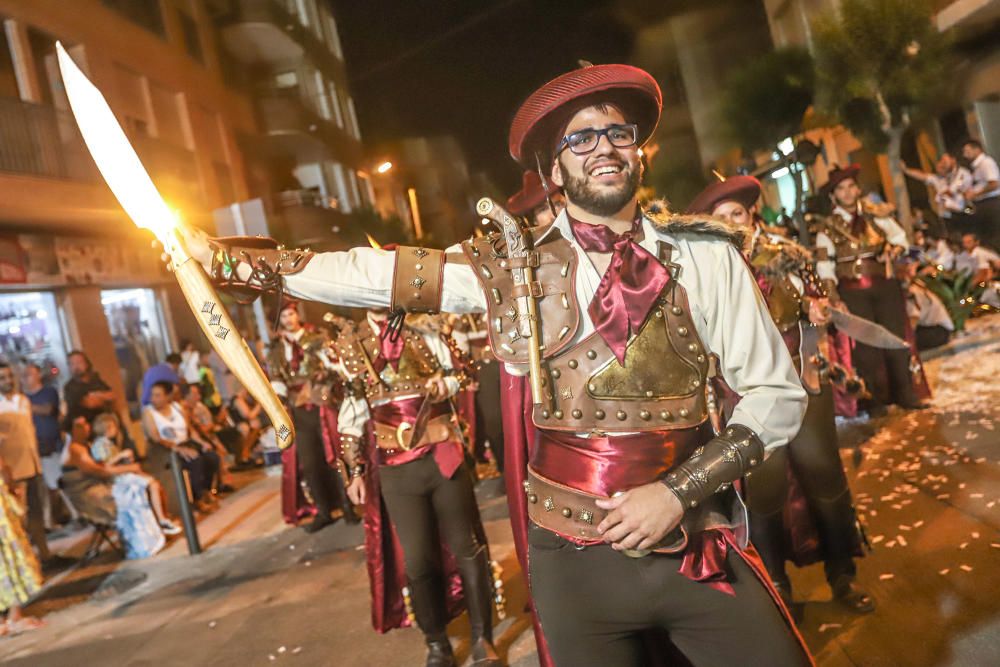 La Entrada Cristiana culmina una espectacular trilogía festera en Almoradí