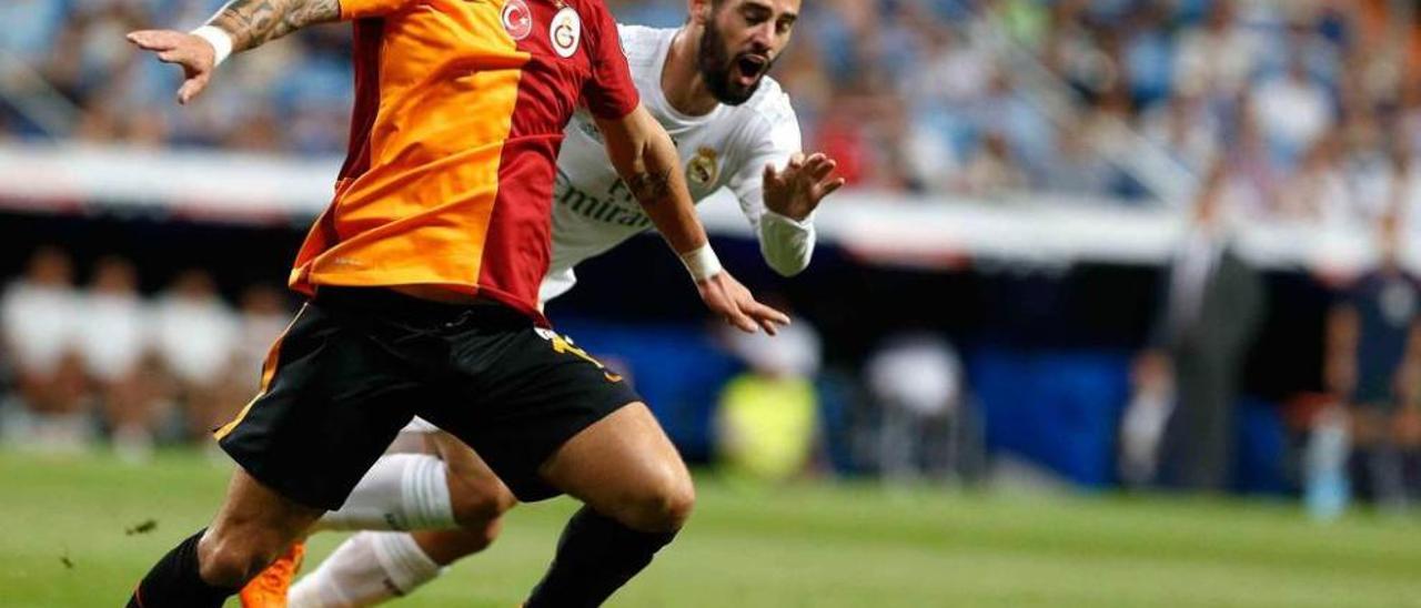 Isco persigue a Sneijder en el partido con el Galatasaray.