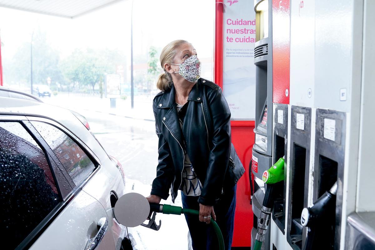 El precio de la gasolina ha acumulado subidas durante los últimos nueve meses. Una mujer reposta su vehículo el pasado mes de junio.