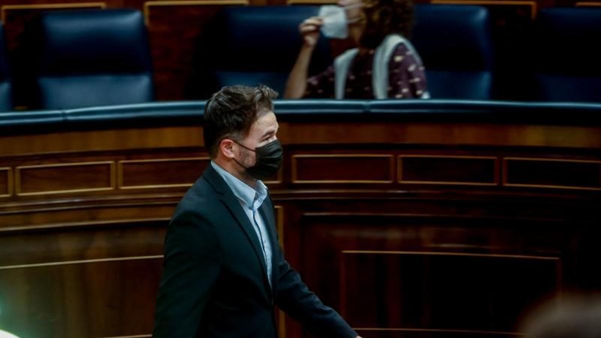 El portavoz de ERC en el Congreso, Gabriel Rufián, pasa delante de la ministra de Hacienda, María Jesús Montero, durante el pleno de este 30 de noviembre de 2021 en la Cámara baja.