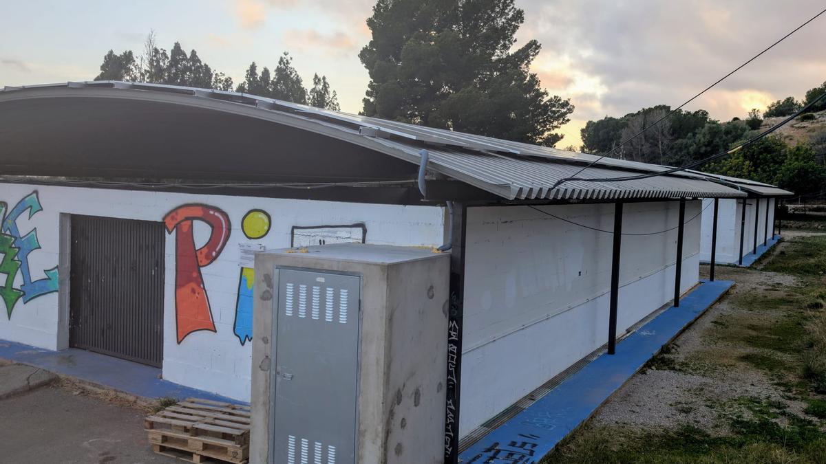 Imagen de los actuales aseos, en cuyas cubiertas recientemente se instalaron placas solares.