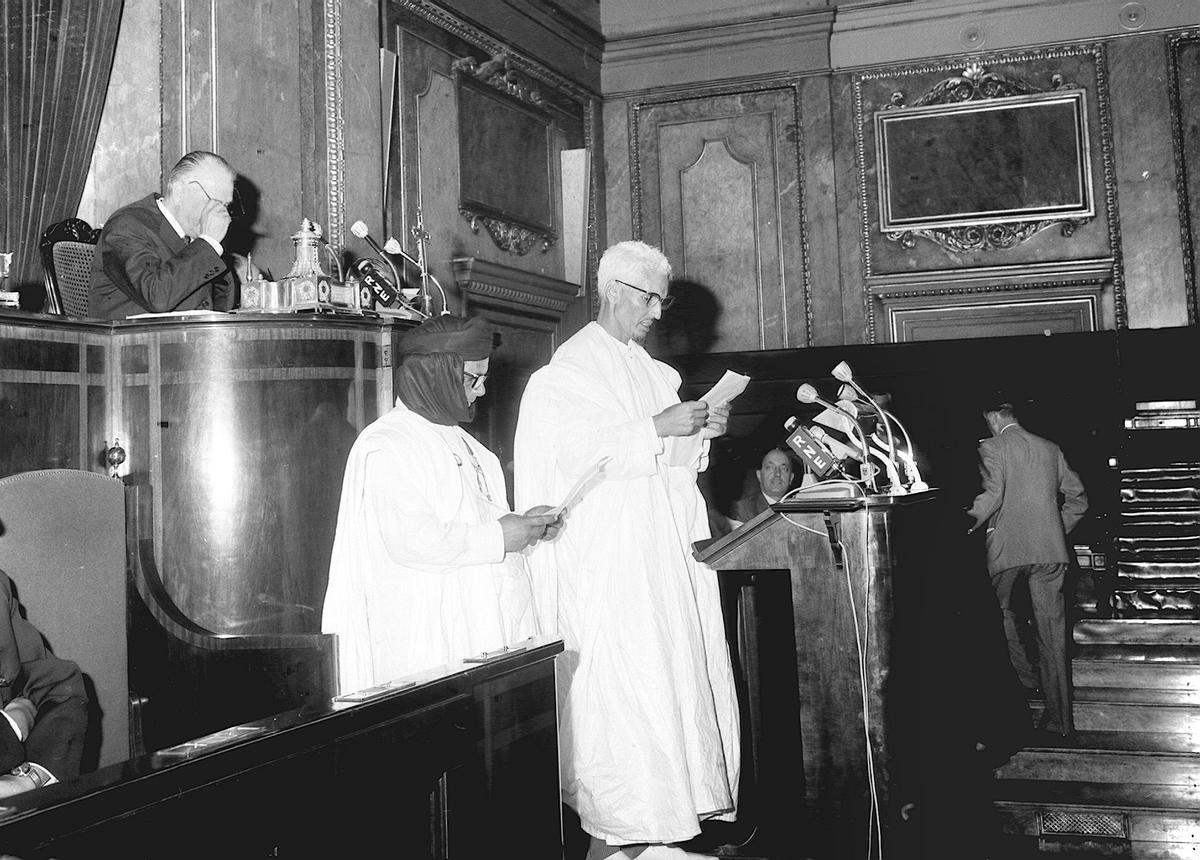 El presidente del Cabildo Provincial del Sahara, Seila Uld Abeida Uld Si Ahmed, defendió en árabe el dictamen sobre el ordenamiento de la función pública en las provincias de Ifni y Sahara en las Cortes franquistas en 1967.