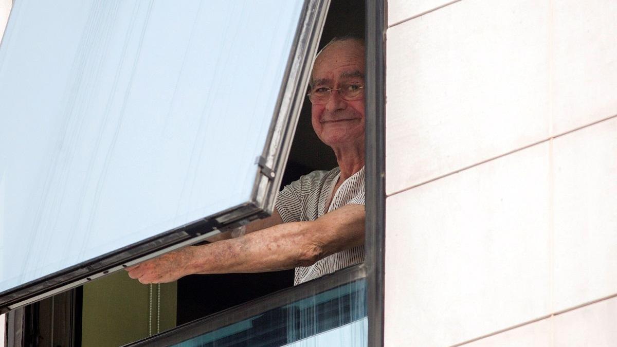 El alcalde de Málaga, Francisco de la Torre, asomado ayer a la ventana de su habitación en el Hospital Chip.