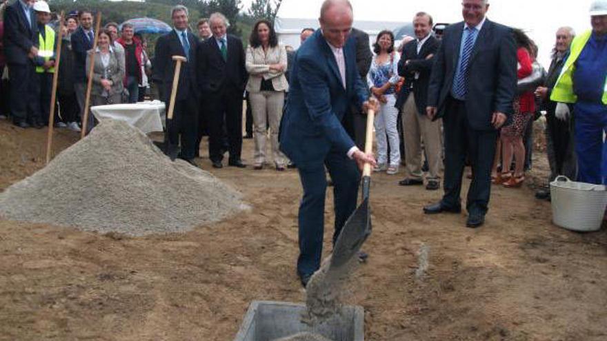 El ahora exministro Miguel Sebastián colocó la primera piedra del parador de Muxía en septiembre de 2001. / EFE / Cabalar