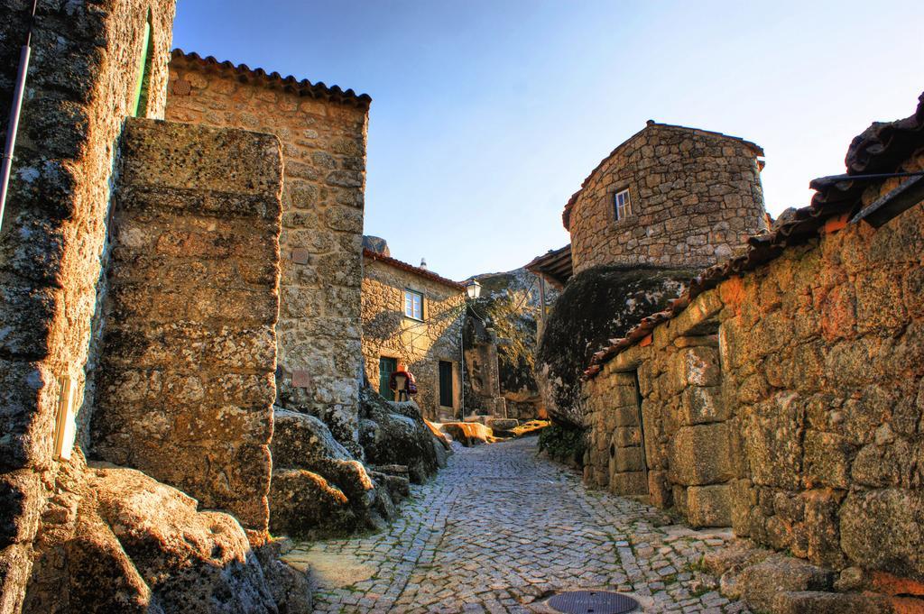 La aldea esta rodeada de calles empedradas