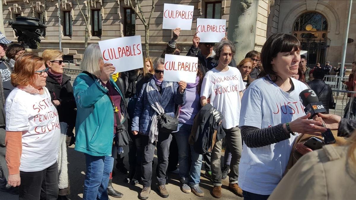 Montse, víctima del 'violador de Martorell', en la concentración ante la Audiencia de Barcelona.