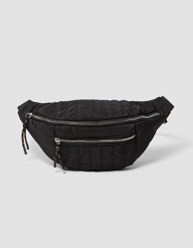 Riñonera negra de Stradivarius (precio: 12,99 euros)