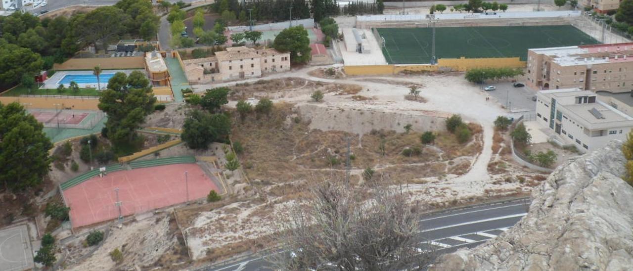 El pabellón se proyecta entre el Polideportivo y el Centro de Salud.