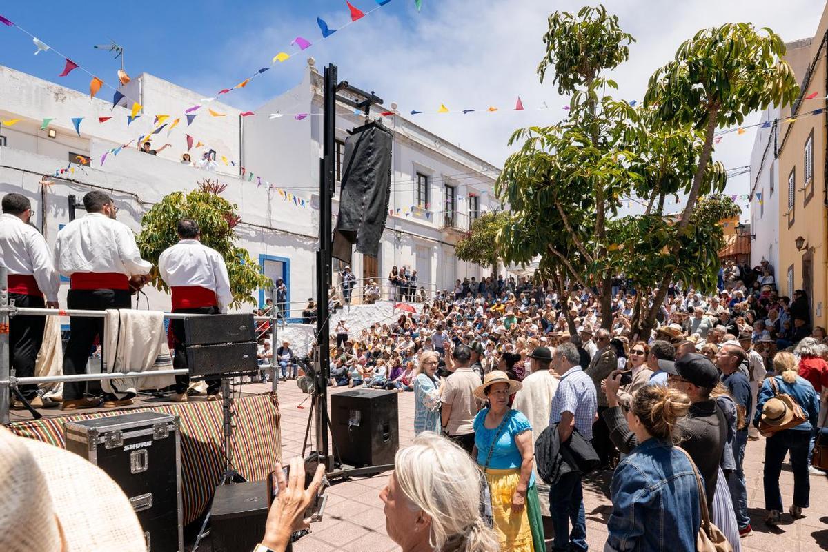 El público, durante la actuación de Los Sabandeños en la Fiesta de La Lana, en Gáldar.