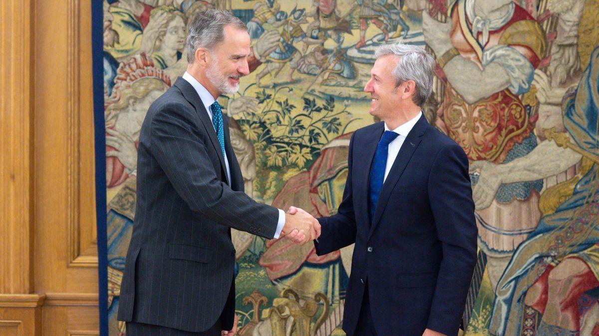 Felipe VI saluda al presidente de la Xunta de Galicia, Alfonso Rueda.