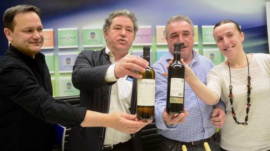 José María Tobío, Fernández Lores, Guillermo Martínez y Ornela Fernández con el vino de la IXP. // R. V.