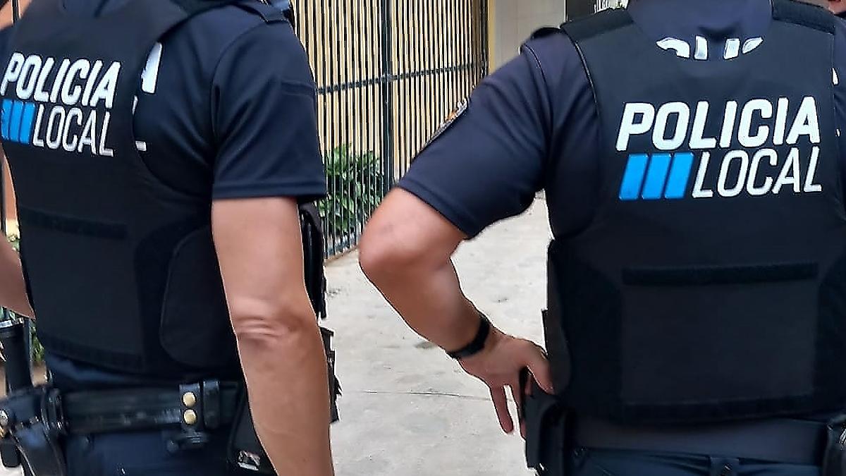 Agentes de la Policía Local durante una patrulla por el Parc de ses Estacions.