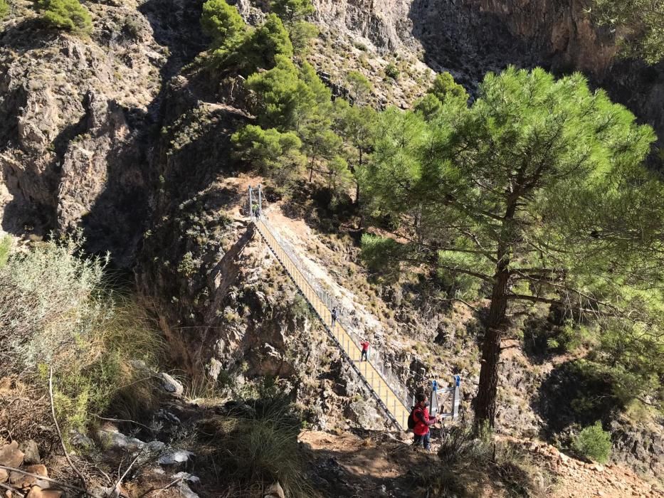 Inauguran el puente colgante de El Saltillo, en la Axarquía