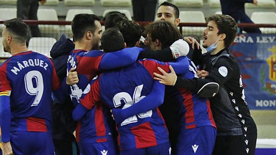 Alegría del Levante UD FS tras ganar al Córdoba en su último partido en casa.