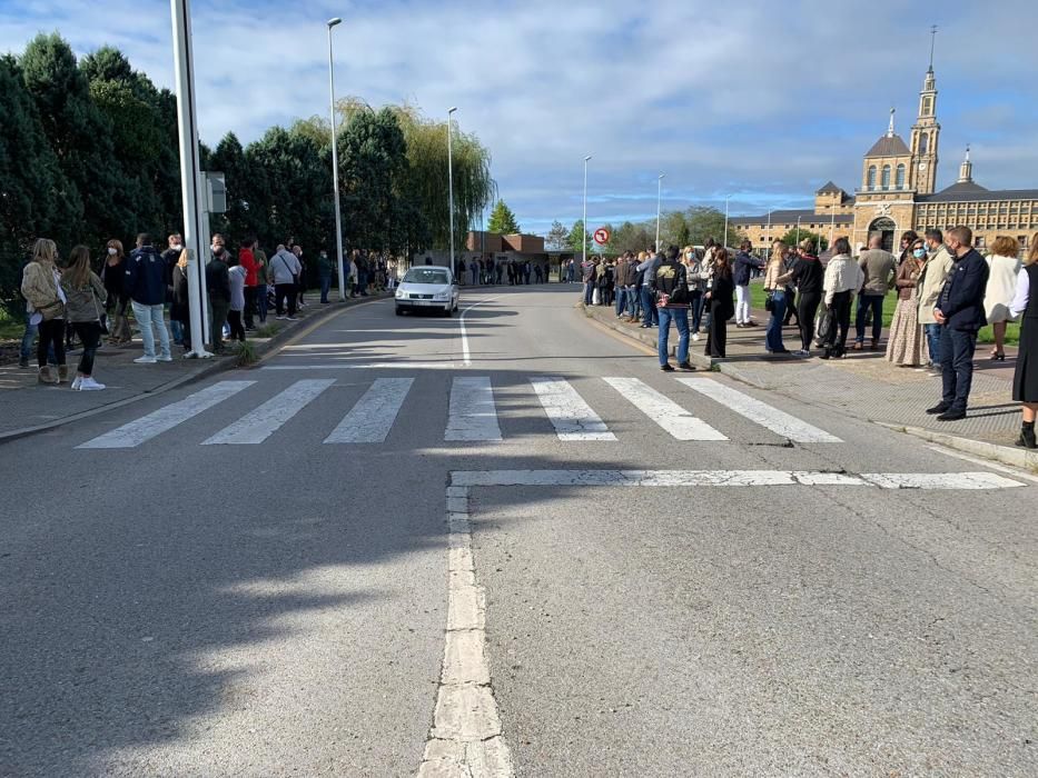 Más de mil personas despiden al hostelero gijonés Floro Gordillo con una cadena humana.