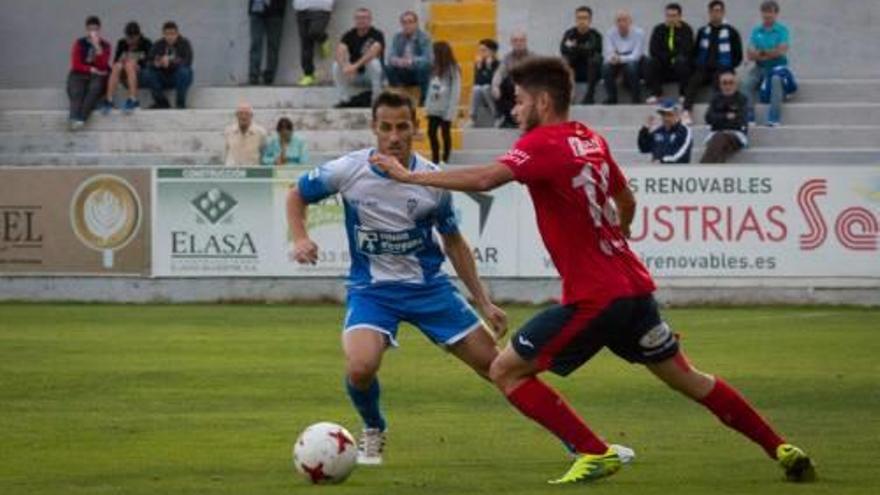 Nacho Pérez encara un defensa rival durant el partit d&#039;ahir.