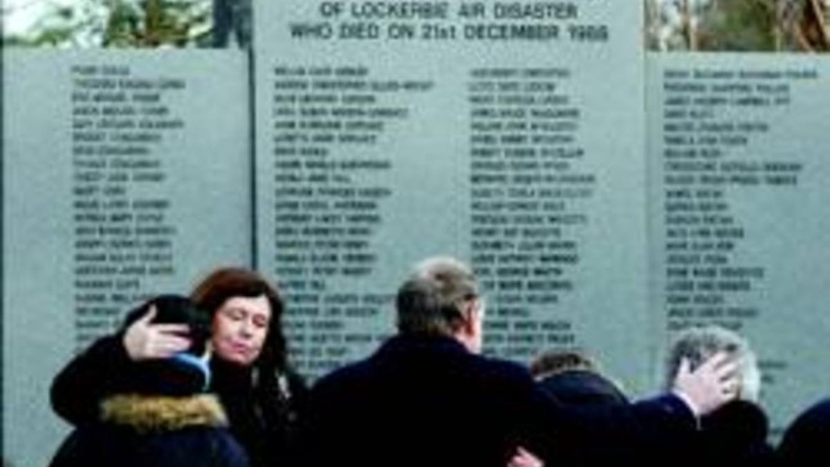 Familiares de las víctimas se abrazan ante el memorial de Lockerbie durante un acto de homenaje.