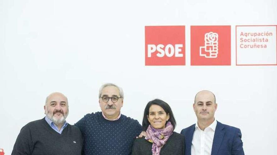 Rosón, con los integrantes de su candidatura al PSOE coruñés.