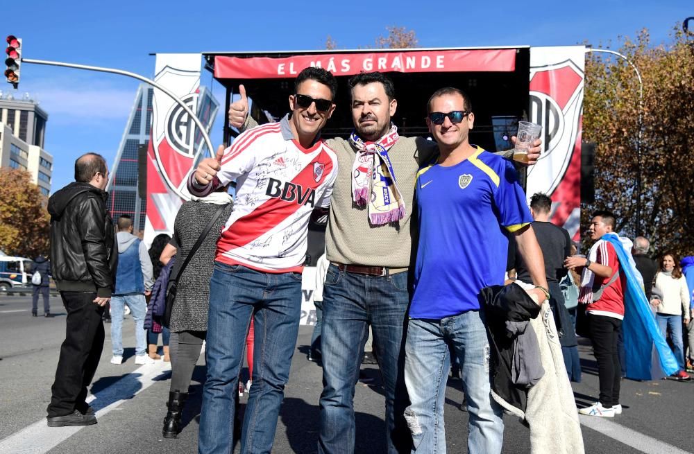 Las aficiones de River y Boca llenan Madrid