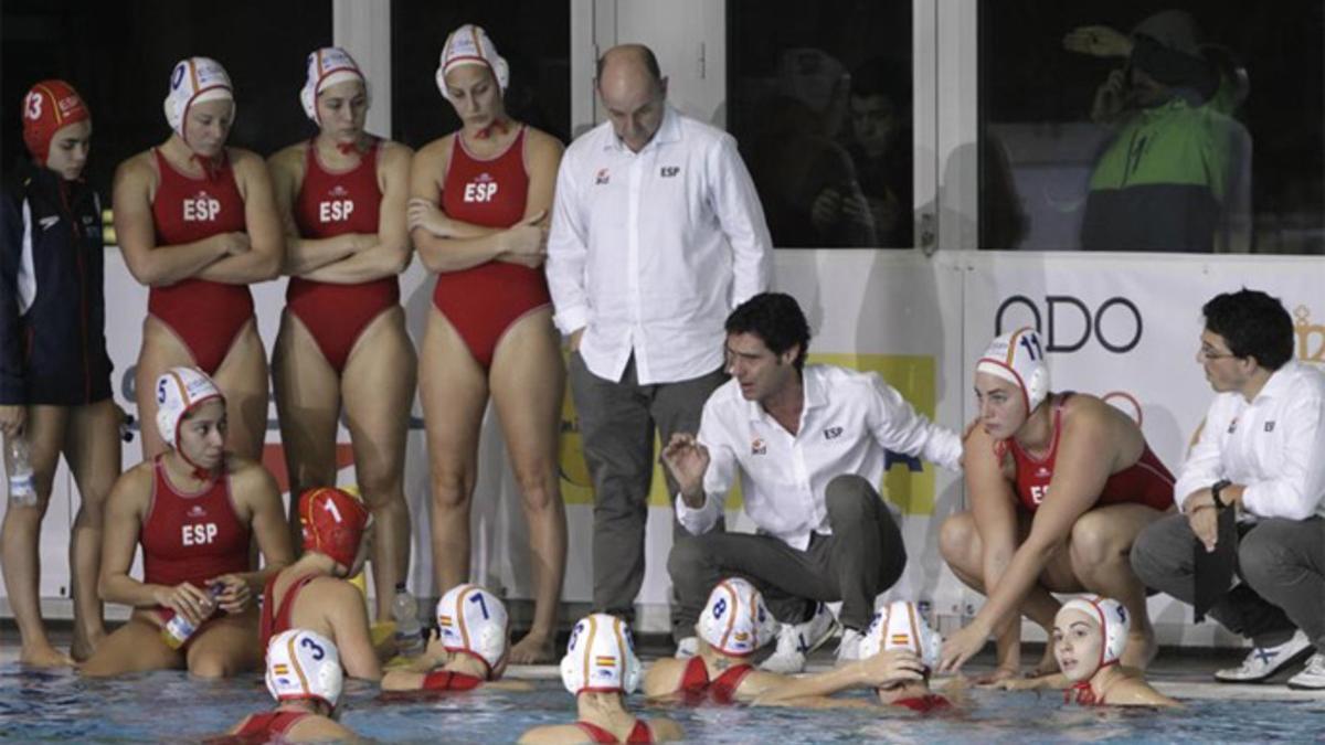 Miki Oca, con sus jugadoras