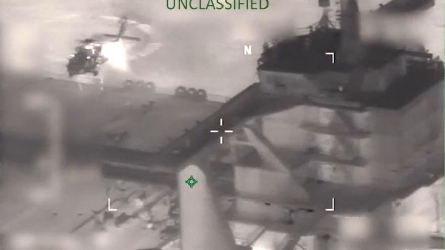 Forces d’assalt dels EUA intercepten el vaixell apàtrida M/T Sophia en aigües del mar Carib, ahir. | AFP