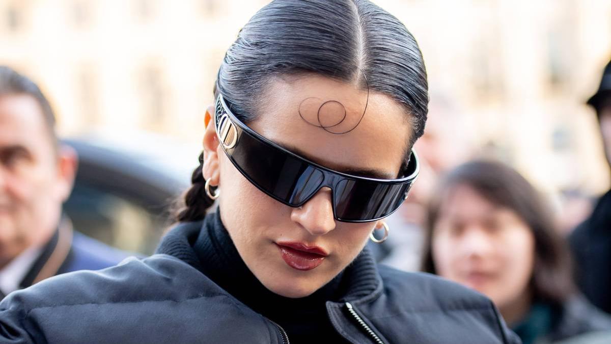 El motivo por el que Rosalía no se quitó las gafas de sol en el desfile de Dior