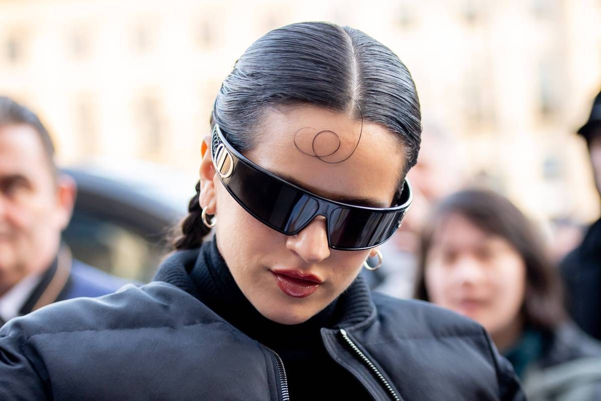 Rosalía a su llegada al desfile de Dior en París