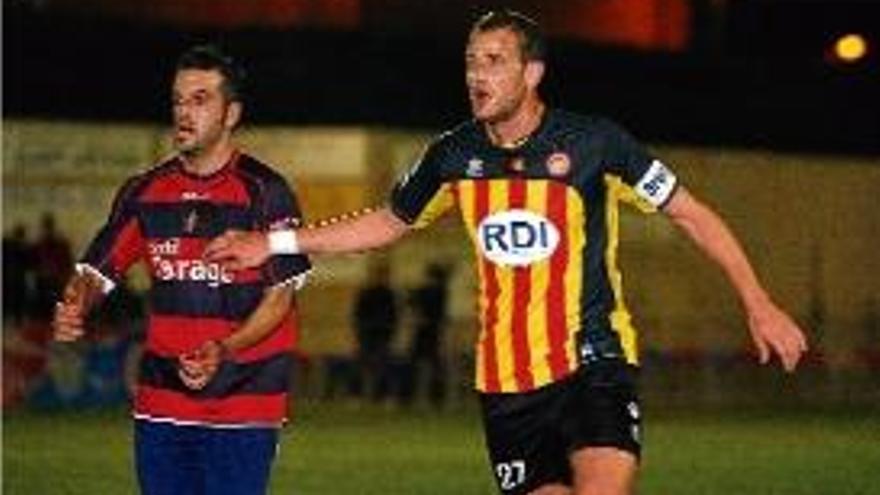 Erencia, amb Nico del Llagostera, en el partit de la Copa Catalunya.