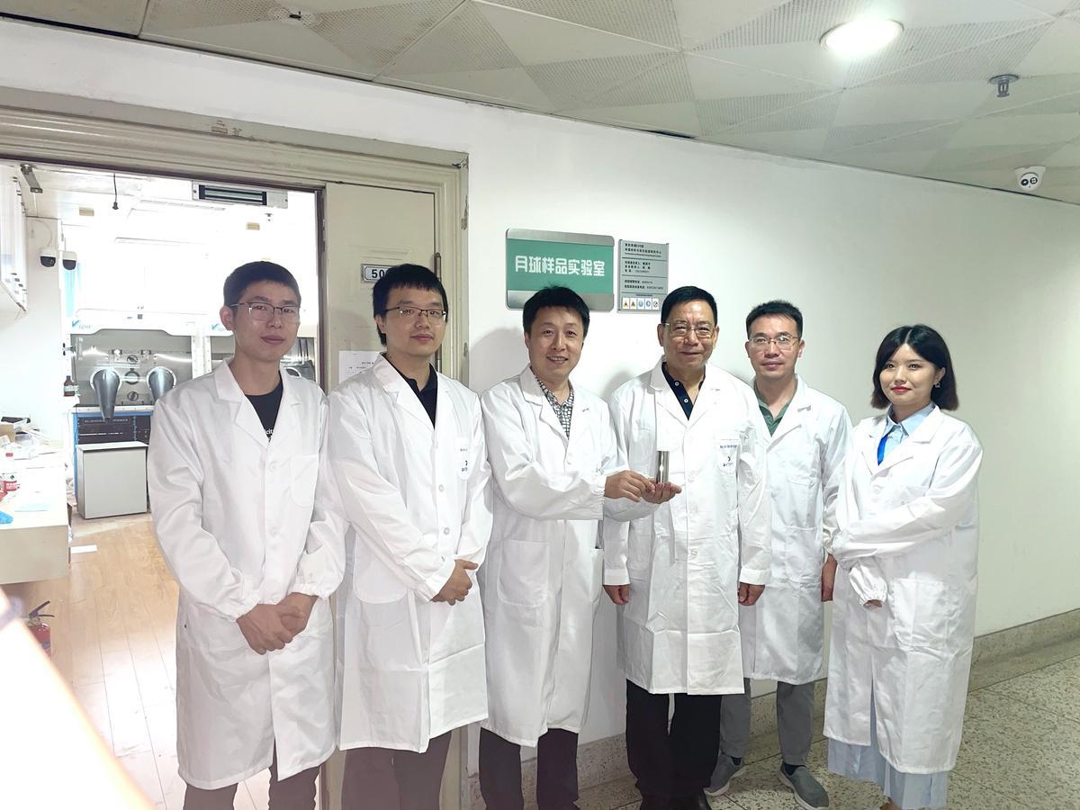 El equipo científico de la Universidad de Nanjing encargado del análisis de las rocas lunares.