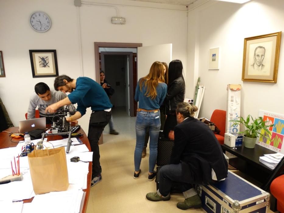 L'equip de rodatge al despatx del director de l'Institut Santiago Sobrequés, Joan Cumeras